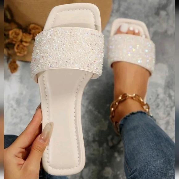 Women's Flat Sandals Plus Size Summer Beach Slippers With Rhinestone Decoration - Picture 1 of 7